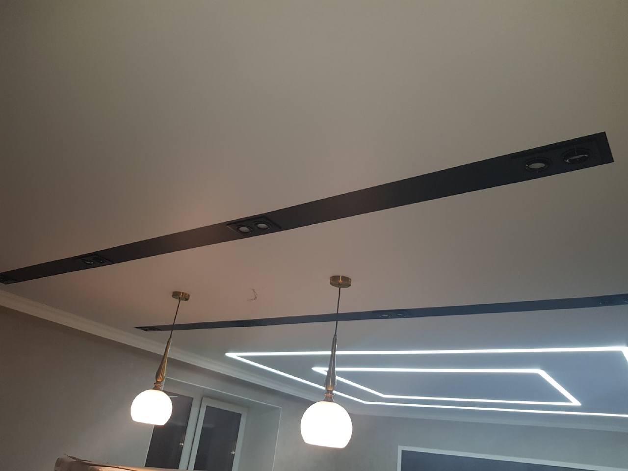 Потолок с подсветкой для гостиной