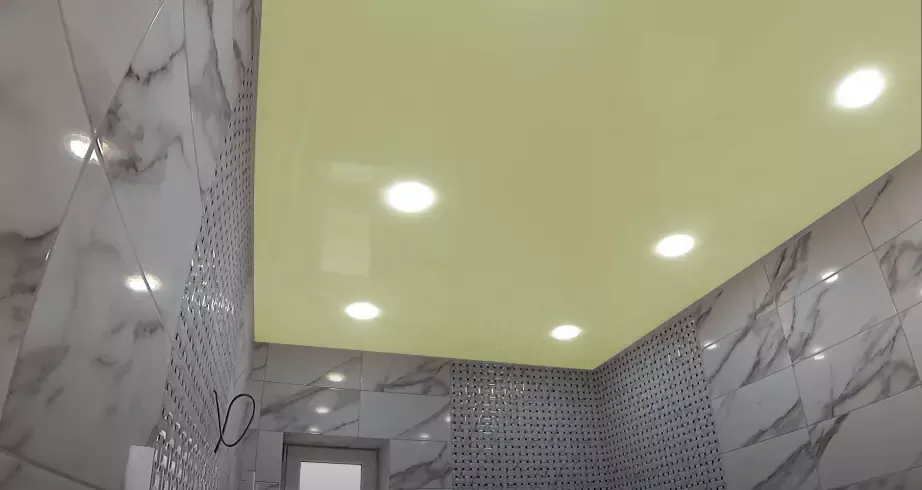 Бежевый натяжной потолок для ванной — Братск, Гиндина, 4, фото 1